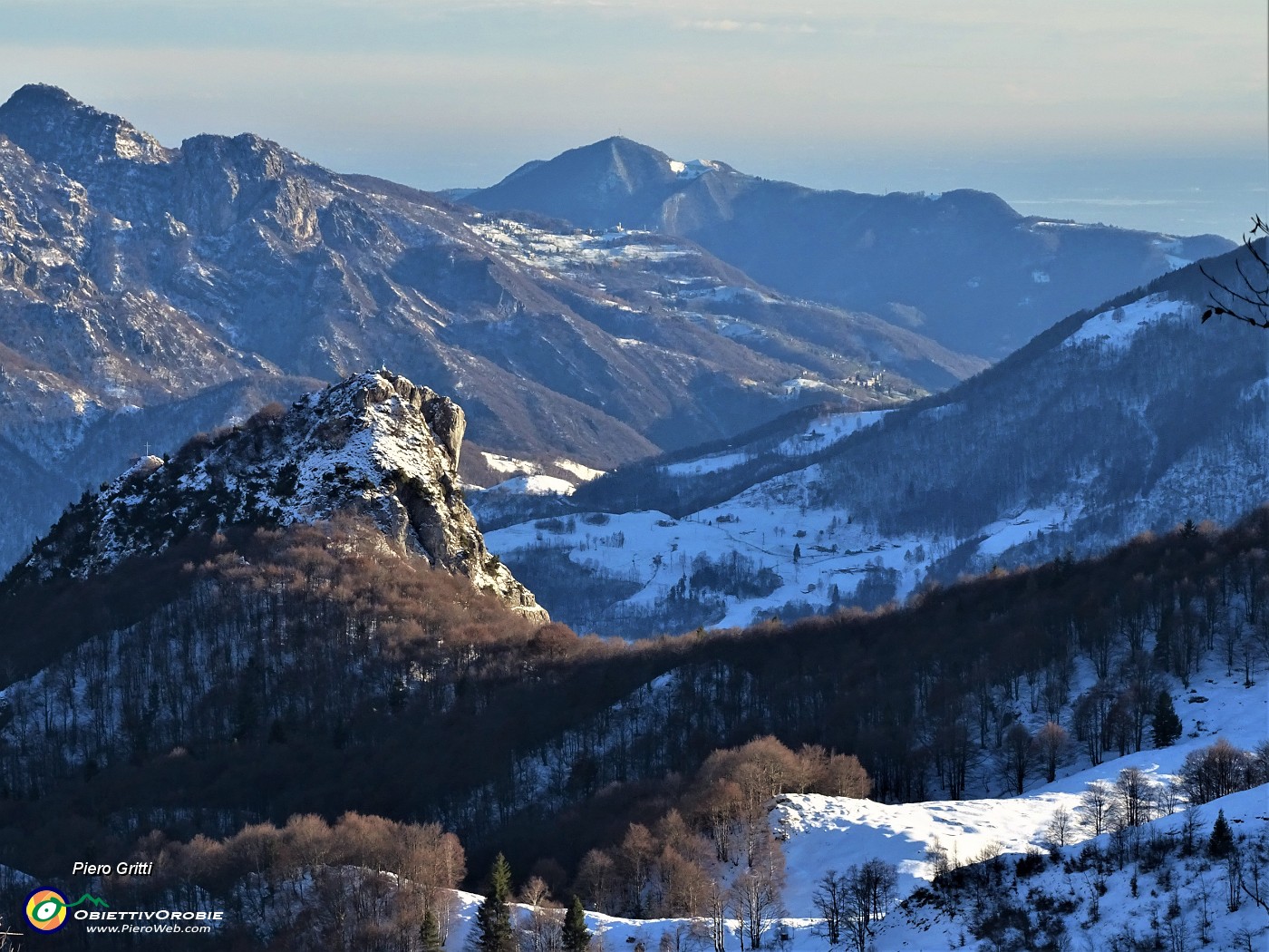 66 Zoom sul Corno Zuccone e verso il lontano Canto Alto .JPG